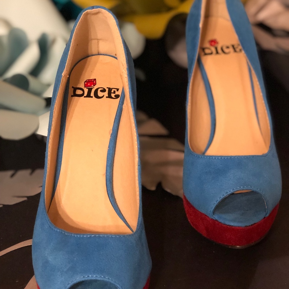 Blue pumps
